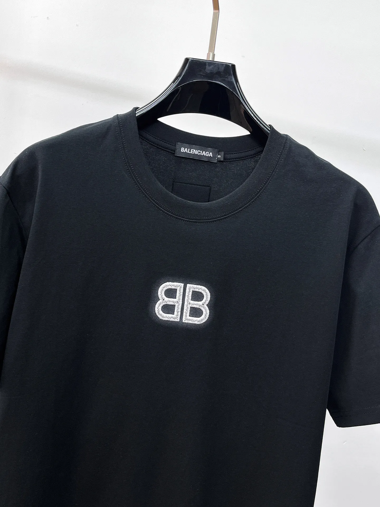 Balenciaga's high-end top-quality products 🐮2026 Spring and Summer New Arrival first counter, the latest New Arrival short-sleeved round neck T-shirt, Premium customized design, avant-garde and fashionable! Brand logo heavy craftsmanship design Premium customized 260g fabric. Soft to the touch. Comfortable to wear. Counter-level exquisite stitching. Fine workmanship. The upper body effect is incomparably handsome! A must-have item for men and women with the same style! Sizes: S~XXL When placing an order, please state your height and weight. The maximum wearing size is 210 pounds (one size larger)